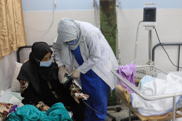 Une patiente dans la maternité de l'hôpital émirati de Gaza, dans laquelle les équipes MSF travaillent.

&nbsp;
 © Mariam Abu Dagga/MSF