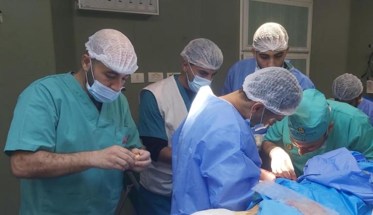 Une partie de l'équipe médical de l'hôpital Al-Shifa pendant une opération chirurgicale. Gaza. 22 janvier.
 © Aurélie Godard/MSF