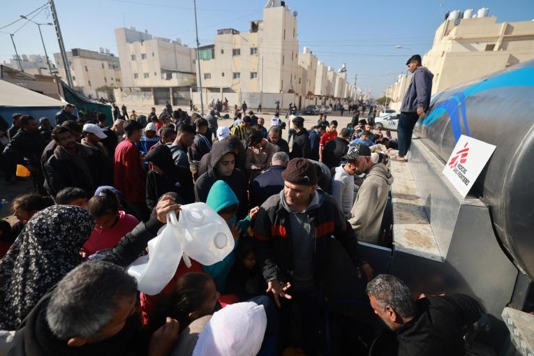 Une distribution d'eau potable à Gaza organisée par les équipes de Médecins Sans Frontières en février 2024.
 © Mohammed Abed