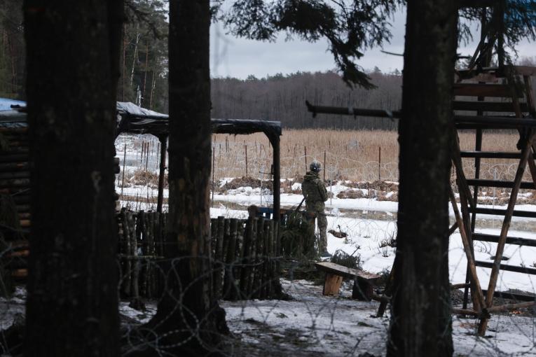 Un soldat polonais devant la frontière avec la Biélorussie. Janvier 2024.
© MSF/Jakub Jasiukiewicz