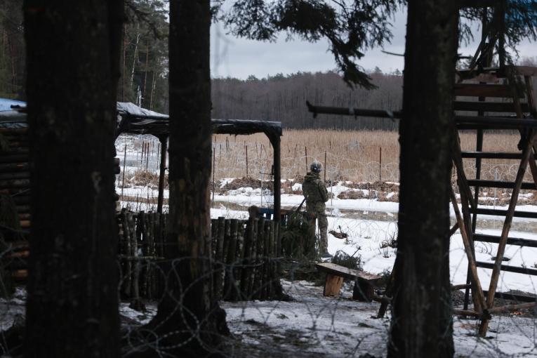 Un soldat polonais devant la frontière avec la Biélorussie. Janvier 2024.
 © MSF/Jakub Jasiukiewicz