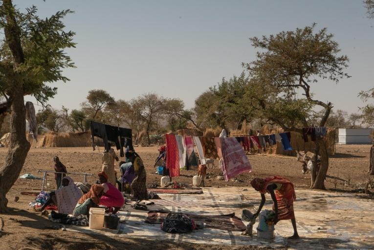 Vue d'une distribution d'eau organisée par MSF dans le camp de Daguéssa.
 © MSF/Giuseppe La Rosa