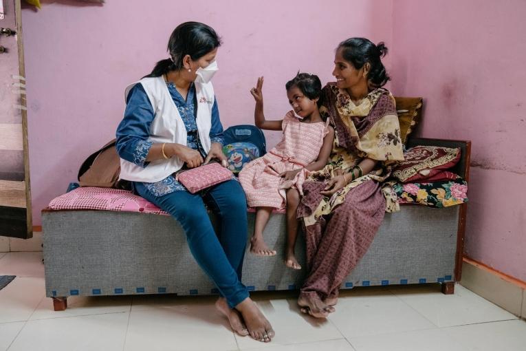 Une enfant de sept ans atteinte de tuberculose multirésistante, soignée par les équipes MSF en Inde.
 © Prem Hessenkamp