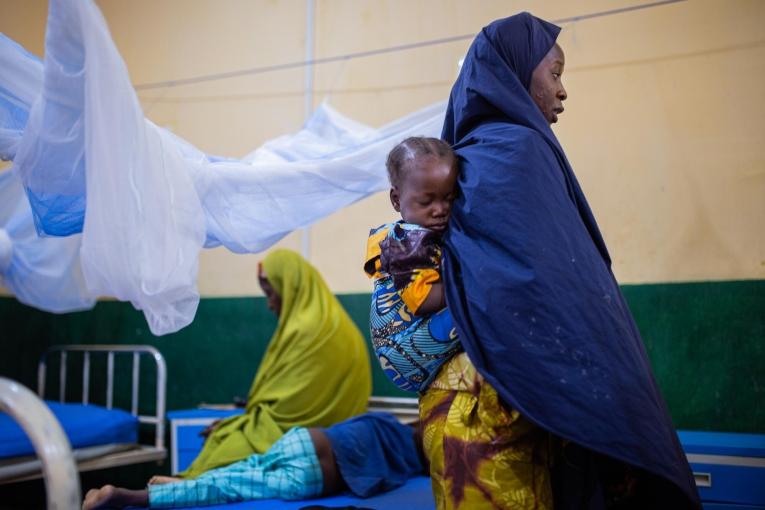 Une mère et sa fille, atteinte de paludisme, dans une structure MSF de la ville d'Anka. Nigeria. 2023.
 © MSF/Alexandre Marcou