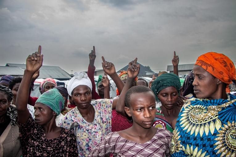 Les équipes MSF demandent aux personnes déplacées, nouvellement arrivées, lesquelles sont sans nouvelles d'un proche. Nord-Kivu.
 © Marion Molinari/MSF