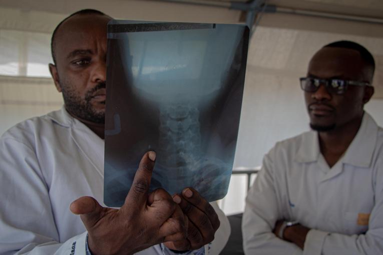 Un médecin étudie la radio d'un patient qui a été blessé par balle. Février 2024. Nord-Kivu.
 © Marion Molinari/MSF