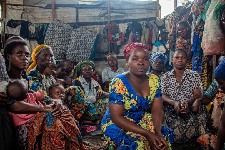 Près de 500 personnes habitent dans cet abri de 500 mètres carrés depuis plusieurs jours. Ils se sont organisés pour pouvoir dormir à tour de rôle.&nbsp;

&nbsp;
 © Marion Molinari/MSF