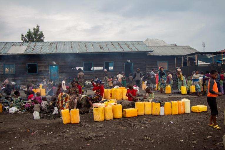 Une grande partie de la journée est consacrée à la recherche d'eau potable. La plupart du temps, l'attente est effectuée par les enfants et les grand-mères avant que les mères ne les remplacent pour remplir et transporter les bidons. République démocratique du Congo.&nbsp;
 © Marion Molinari/MSF