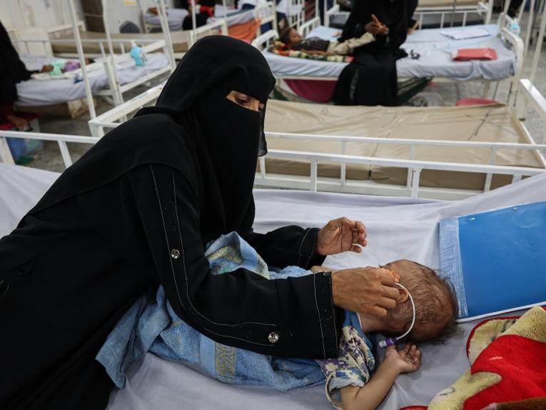 Mayasa et son fils Mohammad âgé de deux ans, dans la maternité de l'hôpital d'Abs soutenue par MSF. 2024.
 © Salam Daoud/MSF