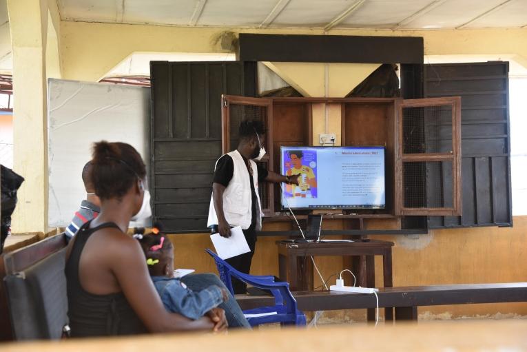 Osman Bangura, superviseur de la promotion de la santé, anime une séance de discussion sur la tuberculose avec des patients dans le service de tuberculose rhumatismale de l'hôpital régional de Makeni, dans le district de Bombali,.
© MSF/Ammar Obeidat