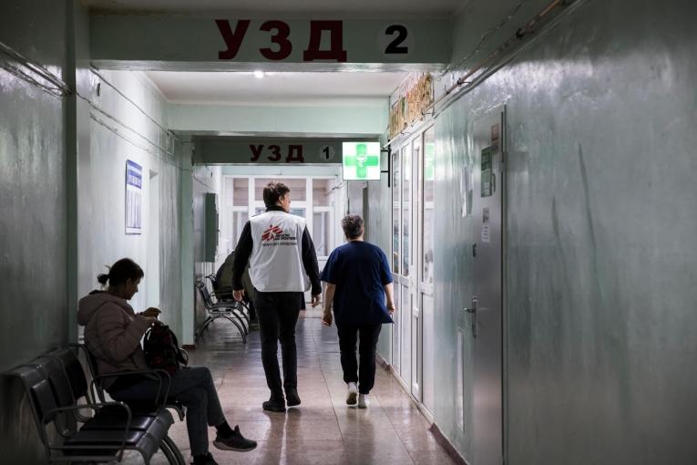 Anna Svesova, directrice de l'hôpital de Trostraniets, accompagnée d'un membre des équipes MSF. Ukraine. 2023.
 © Nuria Lopez Torres