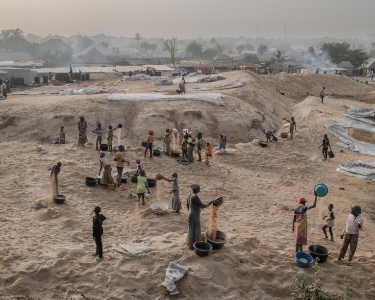 Des personnes travaillent le riz à l'entrée de la ville de Makurdi, la capitale de l'État de Benue.&nbsp;
 © Kasia Strek