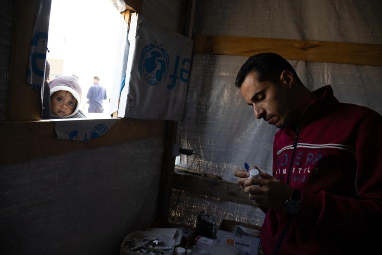 Le personnel médical présent à Gaza est souvent obligé de travailler dans des abris de fortune, devant lesquels les patients font la queue pendant des heures pour recevoir des soins. Mars 2024.
 © /MSF