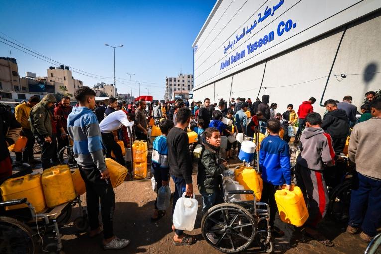 Des palestiniens font la queue pour recevoir de l'eau à Rafah.&nbsp;
 © MSF