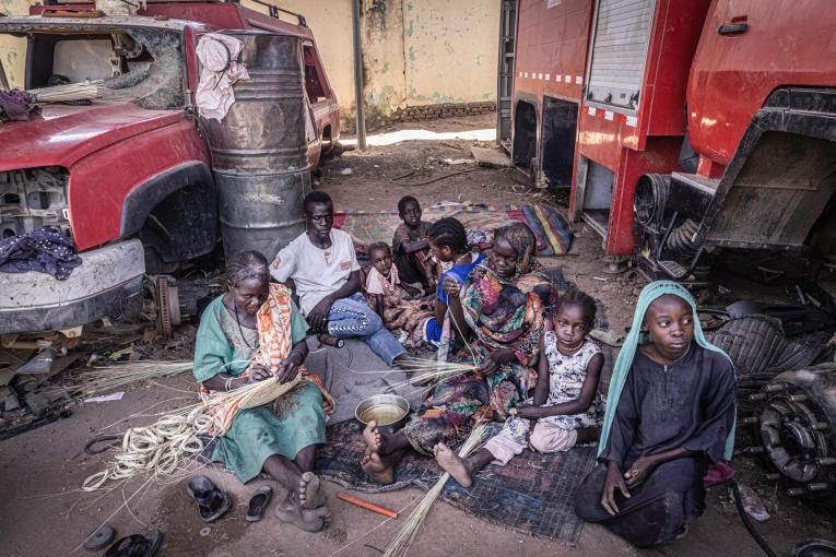 Aissa et sa famille, qui ont fui le camp d'Hasahisa. Zalingei. 2024.
 © Juan Carlos Tomasi/MSF