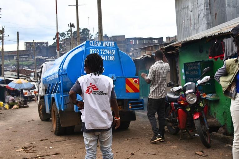 Un camion citerne transporte de l'eau potable fournie par MSF aux personnes déplacées de Mathare.
 © MSF/Lucy Makori