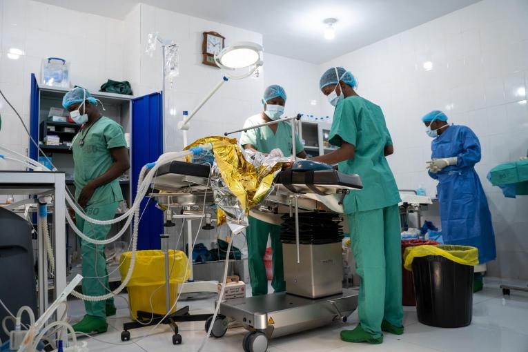 Des chirurgiens se préparent à opérer une jeune fille de neuf ans blessée par balle. 2024.
© Mohamed Dayfour Diawara