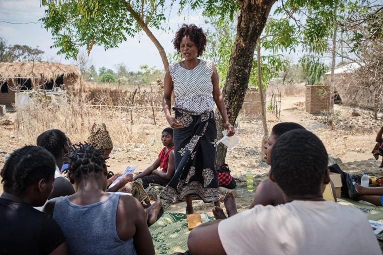 Cecilia, responsable de l'organisation communautaire Zalewa, discute de santé sexuelle et reproductive avec un groupe de travailleuses du sexe.
© Diego Menjibar