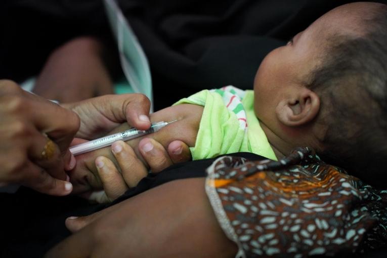Un bébé reçoit le vaccin BCG à l'hôpital régional de Bay, soutenu par MSF, à Baidoa, en Somalie. © Mohamed Ali Adan/MSF
© Mohamed Ali Adan/MSF