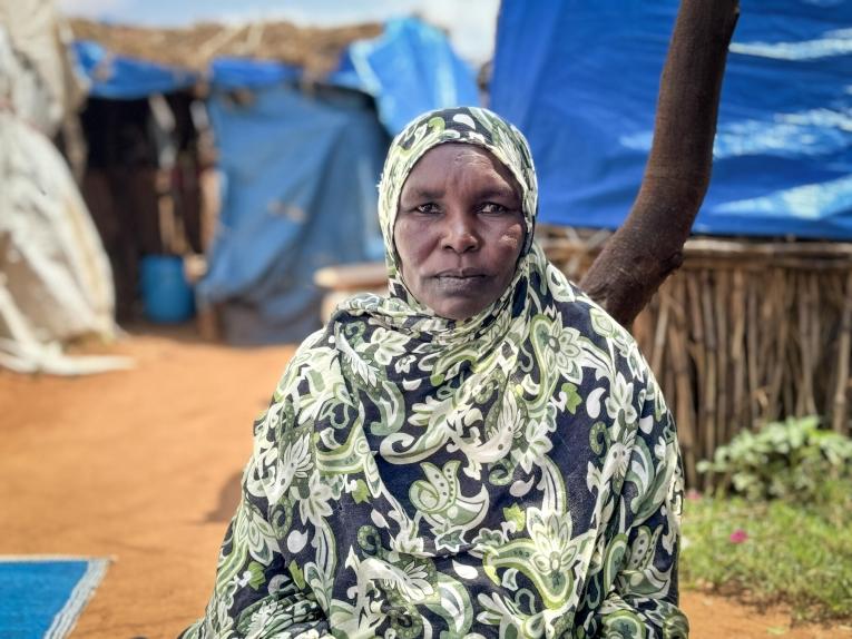 Portrait de Jimiya, réfugiée soudanaise qui vit désormais dans l'est du Tchad avec son mari et leur huit enfants. 2024.
© Thibault Fendler/MSF
