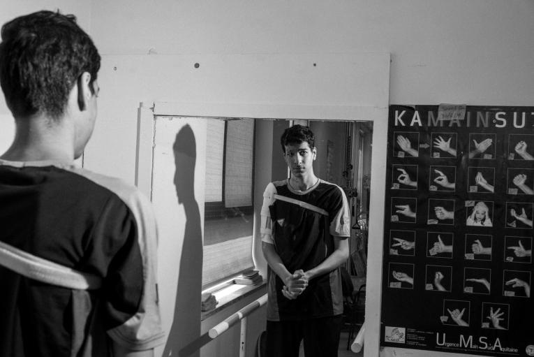Karam, 17 ans, a failli mourir après que la maison de sa famille a été rasée par une frappe aérienne israélienne. Il a subi de graves brûlures au visage et sur d'autres parties du corps, ainsi qu'une blessure sérieuse au bras.
© Moises Saman/Magnum Photos