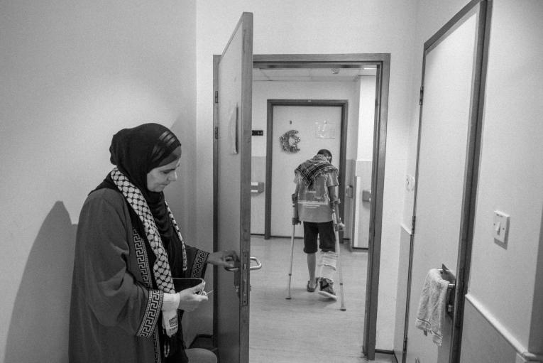 Abdul Rahman, dans les couloirs de l'hôpital MSF d'Amman. Il a été blessé par le tir d'un drone israélien alors qu'il cherchait de la nourriture dans Gaza. Il a subi de nombreuses opérations à la jambe.
© Moises Saman/Magnum Photos