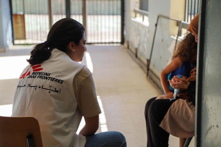 Dayana Tabbara, conseillère en santé mentale de MSF au Liban, apporte les premiers soins psychologiques à une patiente et à sa fille.
© Salam Daoud/MSF