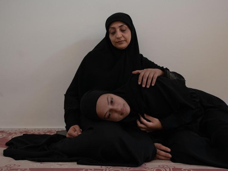 Ezdihar al Diqa, 39 ans, et sa fille Nouraya, 14 ans, dans la chambre qu'elles partagent avec 14 personnes dans le camp de personnes déplacées d'Azarieh, au centre de Beyrouth.
L'abri d'Azarieh, autrefois un centre commercial animé au cœur de la capitale libanaise, a été transformé en refuge pour les personnes déplacées par les bombardements israéliens au Liban.
Octobre 2024. Liban. © Antoni Lallican/Hans Lucas