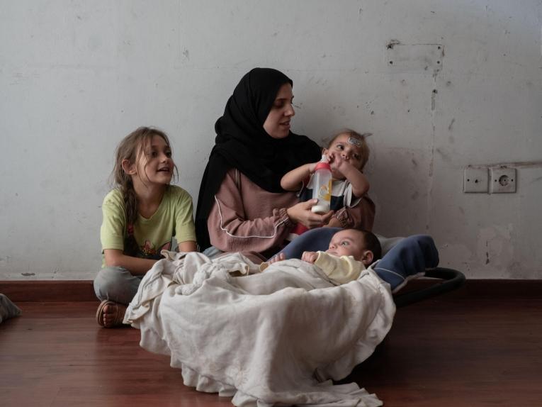 Zeinab Ozeir, accompagnée de deux de ses enfants, dans le refuge d'Azarieh à Beyrouth.
© Antoni Lallican/Hans Lucas
