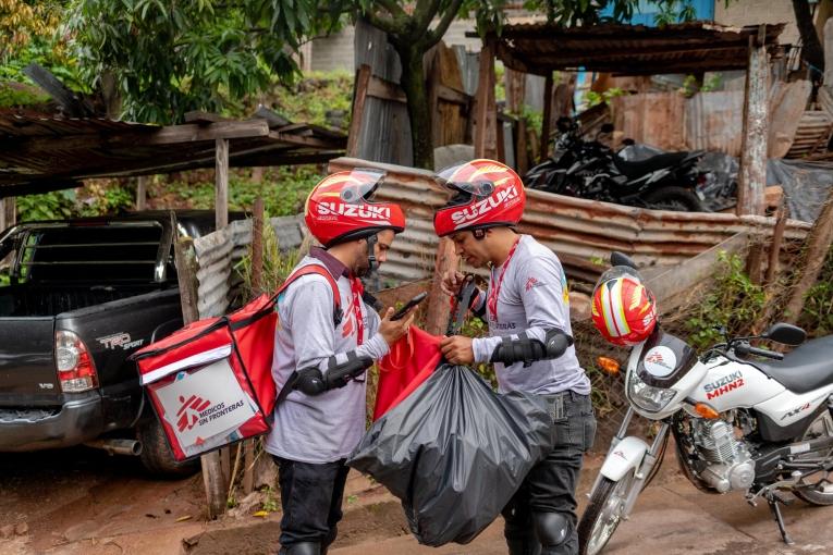 Des membres des équipes MSF lors d'une opération de relâchement de moustiques à El Manchen au Honduras.
© Martín Cálix/MSF