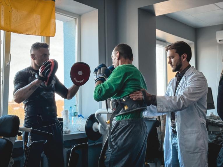Un patient soutenu effectue des exercices de coordination, suite à une amputation et à la pose d'une prothèse. Octobre 2024.
© Yuliia Trofimova/MSF