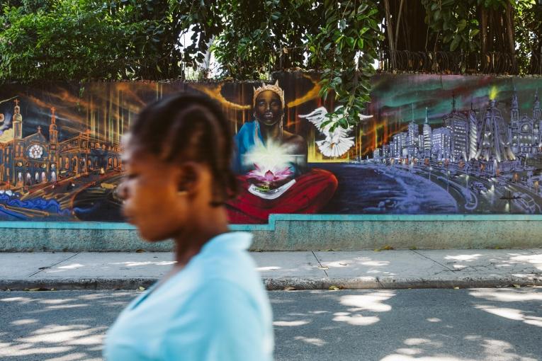 Une passante devant une fresque dans un quartier résidentiel de Port-au-Prince.
© Valerie Baeriswyl