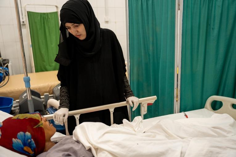 Le Dr. Azhar, gynécologue auprès d'une patiente dans l'unité de soins intensifs de la maternité de MSF à l'hôpital général de Mocha.
© Julie David de Lossy/MSF