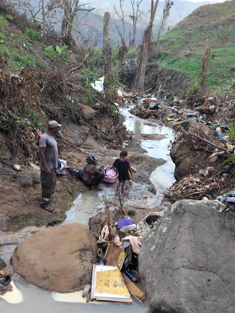 Les gens lavent leurs vêtements dans l'eau sale de la rivière, remplie de déchets, dans le bidonville de Vahibé, où MSF mène une clinique mobile.
© Thierry Arhan/MSF