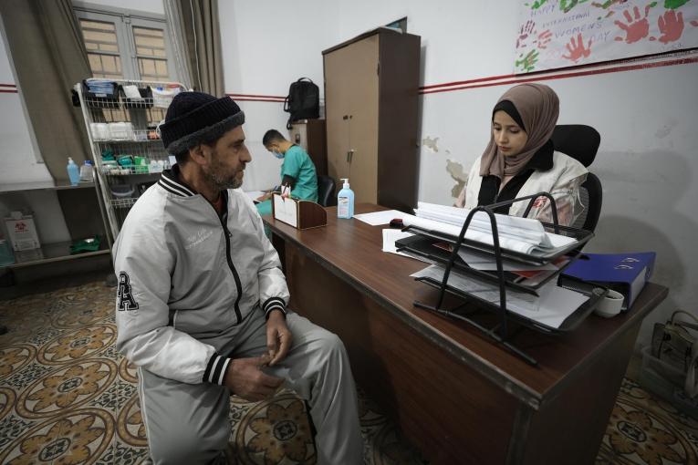 Un patient qui a fui le camp de Jabaliya dans le nord de Gaza en janvier 2025, en consultation dans la clinique MSF de Gaza.
© MSF