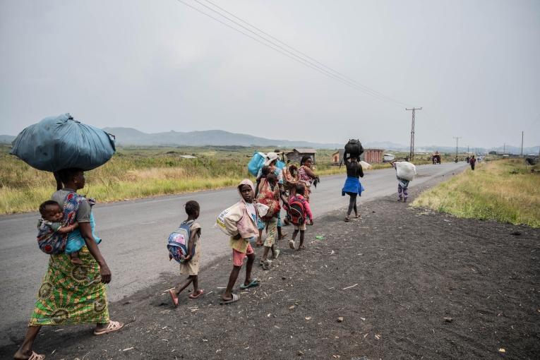 Les personnes vivant dans les camps, comme celui de Nzulo, fuient vers Goma alors que les combats se déroulent à quelques kilomètres de là. RDC, janvier 2025.
© Moses Sawasawa
