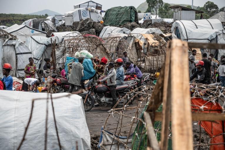 Les personnes vivant dans les camps, comme celui de Nzulo, fuient vers Goma alors que les combats se déroulent à quelques kilomètres de là. RDC, janvier 2025.
© Moses Sawasawa
