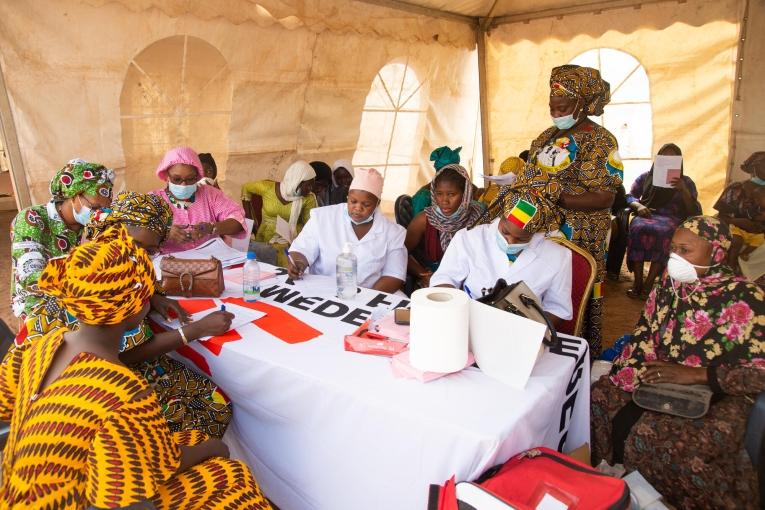 Campagne de dépistage de masse des cancers du sein et de l'utérus lancée par MSF et le ministère de la Santé dans la commune IV de Bamako, en mars 2022.
© Mohamed Dayfour Diawara
