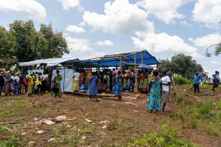 Les réfugiés sud-soudanais font la queue pour être enregistrés auprès du Comité national des réfugiés de la RDC. Une fois l'enregistrement effectué, ils peuvent recevoir des kits d'articles non alimentaires (NFI) de MSF. Ces kits contiennent des moustiquaires, des seaux, du savon et d'autres articles essentiels.
 © Sam Bradpiece/MSF