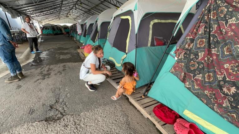 Emmanuelle Brique, coordinatrice adjointe de MSF pour le projet à la frontière nord du Mexique, s'entretient avec un enfant au refuge de Pumarejo, dans la ville de Matamoros.&nbsp;
 © Christian Zetina/MSF