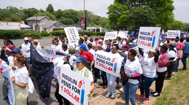 Manifestation à Johannesburg devant le bureau de Novo Nordisk pour demander la baisse du prix des stylos à insuline à 1 $.
 © Bafana Ngwenya/MSF