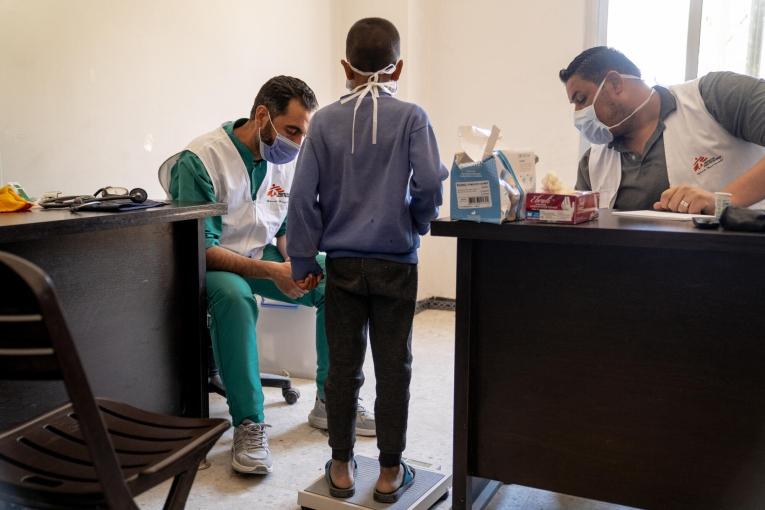 Ahmad Fares Al Hajjeh, 7 ans, est examiné par un médecin de Médecins Sans Frontières dans la salle de consultation d'une clinique mobile installée par l'organisation dans le village de Maydaani, dans la campagne autour de Damas, en Syrie, le 7 mai 2025.
© Philémon Barbier/Hors Format