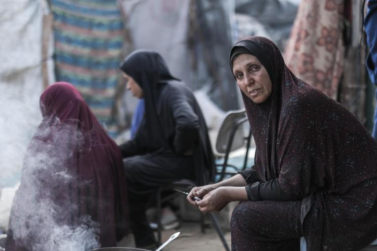 Gaza - Hanan et sa famille sont retournées chez elles dans le nord de l’enclave après le cessez-le-feu de janvier 2025. Ils vivent ensemble dans les décombres de leur maison. Mai 2025
 
 © Motassem Abu Aser