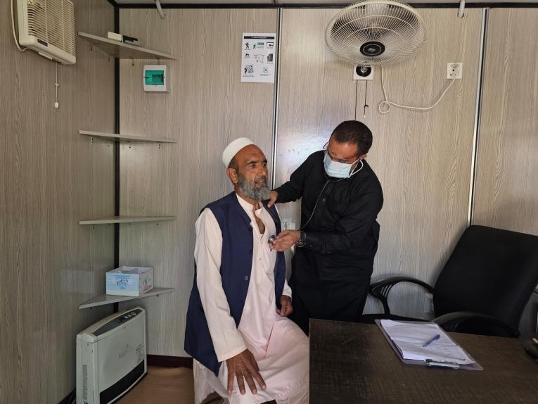 Atta ur Rahman, médecin MSF, examine Jan Akbar, un patient diabétique, lors d'une consultation externe à la clinique de soins primaires MSF de la vallée de Tirah, au Khyber Pakhtunkhwa.
© Gul Nayab/MSF