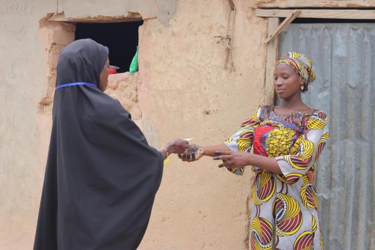 Une femme reçoit un bon pour récupérer une aide alimentaire de MSF afin de prévenir le risque de malnutrition chez ses enfants. Entre juillet et septembre, MSF a organisé quatre distributions pour plus de 70 000 enfants.
© Elkanah Yakubu
