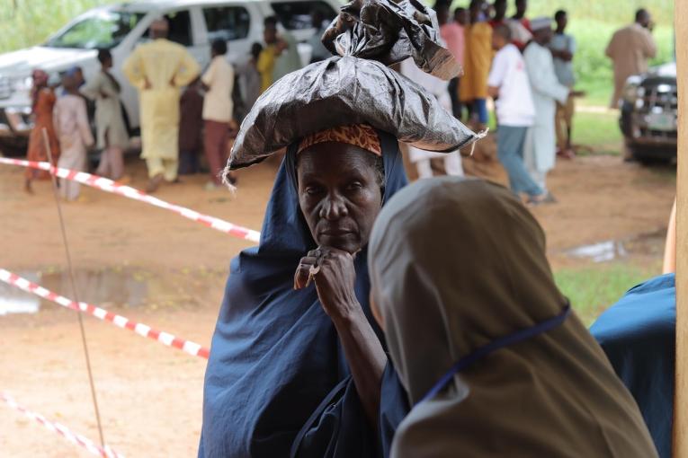 Une femme de l'État de Katsina reçoit un sac de nourriture supplémentaire de MSF pour prévenir le risque de malnutrition de ses enfants.
© Elkanah Yakubu