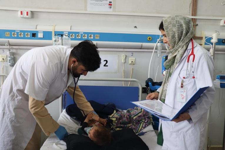 Le Dr Nasir Ahmad et le Dr Surya Rashid auscultent et soignent les enfants admis à l'unité de soins intensifs pédiatriques de MSF à l'hôpital régional Abo Ali Sina de Mazâr-e&nbsp;Charîf, en Afghanistan.
 © Zahra Shoukat
