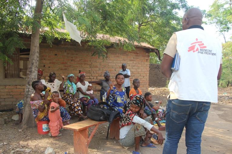 Patients et accompagnateurs participant à une session de sensibilisation au paludisme au centre de santé de Lweba, soutenu par MSF, dans le village de Katanga, territoire de Fizi, République démocratique du Congo.
 © Abdon MANENGU Mbangala/MSF