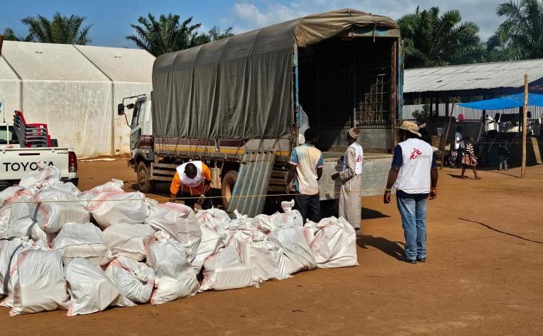 Les équipes de MSF ont distribué des kits d'hygiène (savon, seaux, moustiquaires, jerricans) à un peu plus de 2&nbsp;000 foyers.
 © MSF