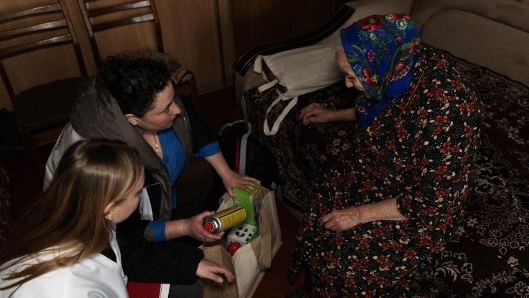 Hanna, 97 ans, dans son appartement du 11ème étage lors d'une visite à domicile à Kiev.
 © MSF